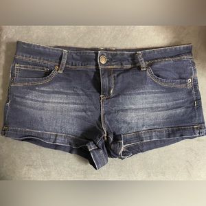 Guess booty shorts 😜